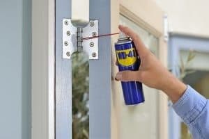 kapı-menteşesinde-wd-40-300x200