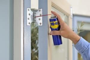 kapı menteşesinde wd 40